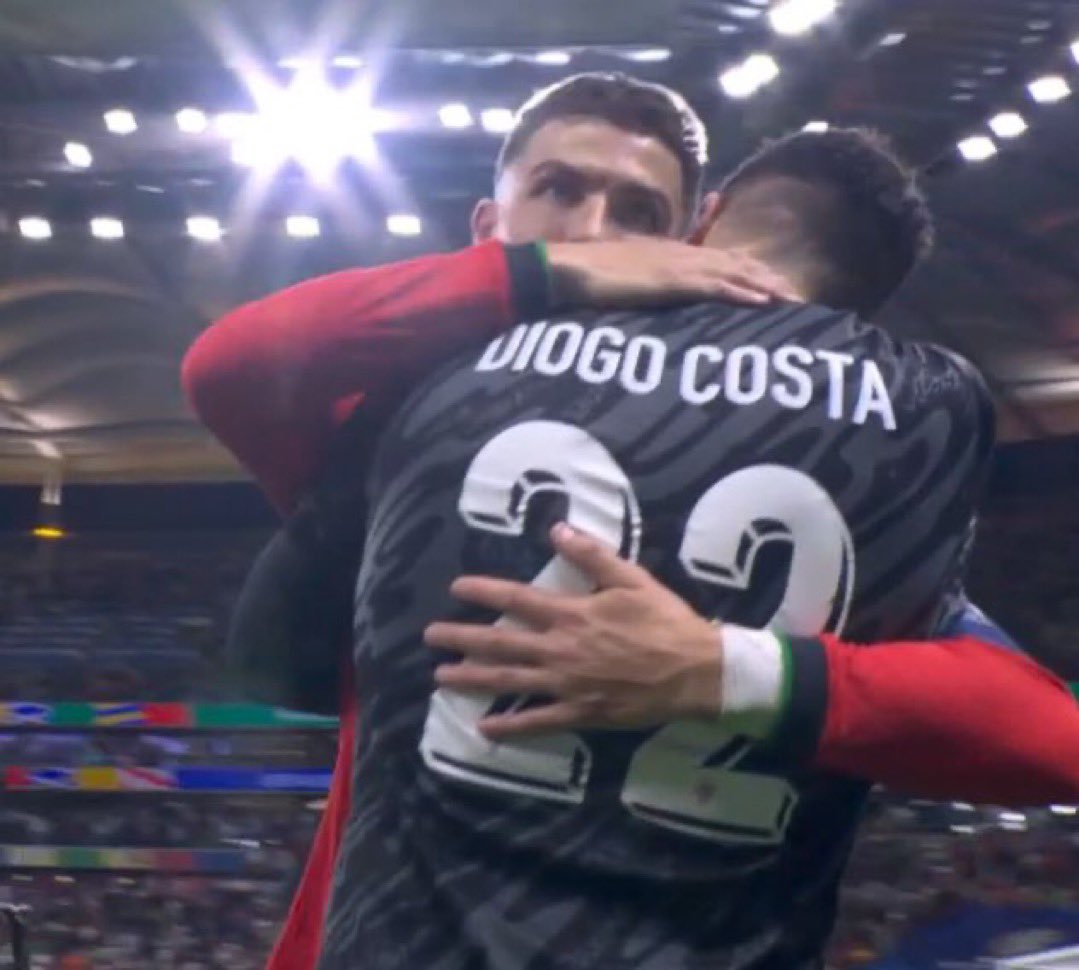 Cristiano Ronaldo with Diogo Costa. ❤️