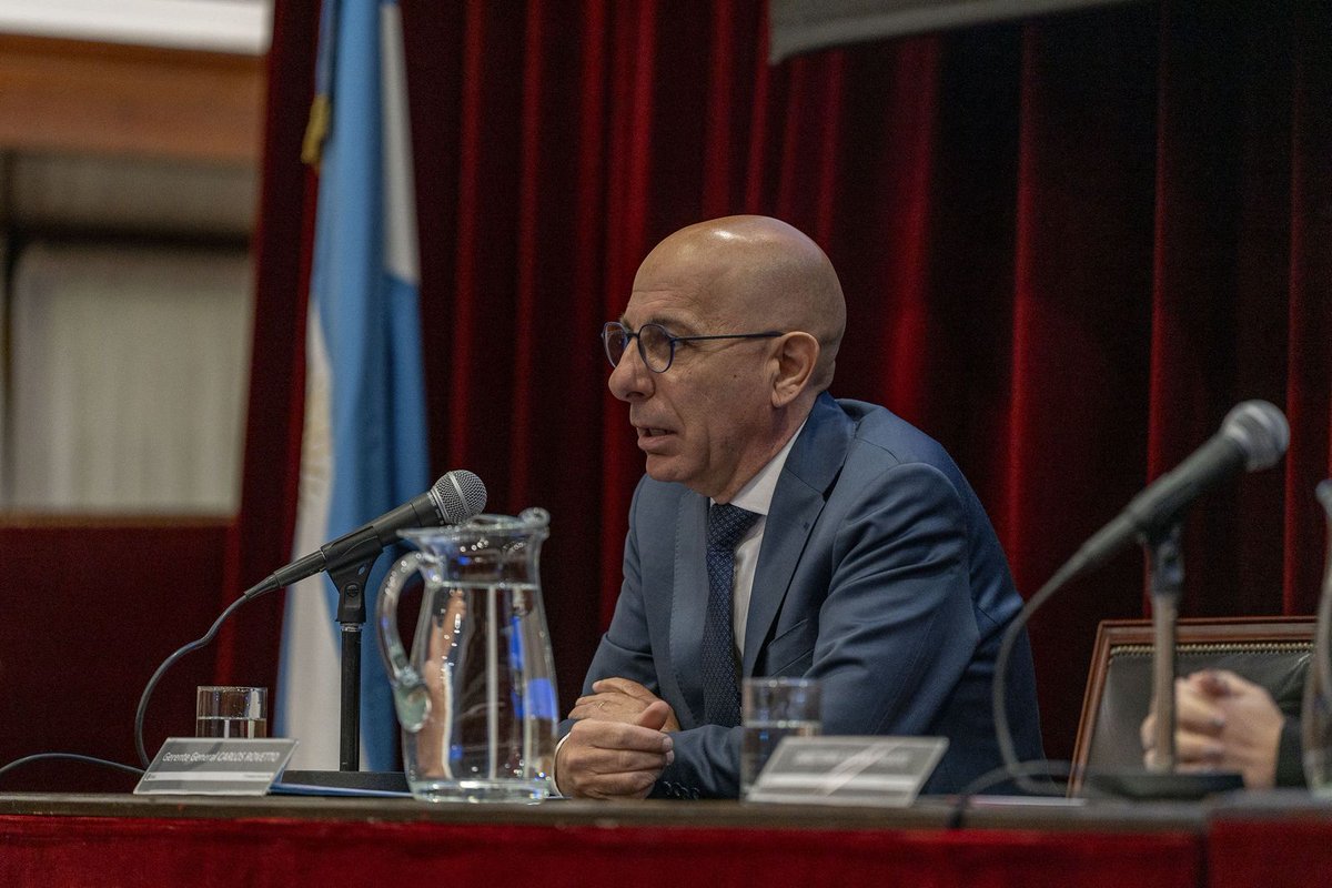 carlosrovetto's tweet photo. Hoy participé de la apertura de la tercera edición de las “Jornadas de Derecho”, organizadas por la Subgerencia General de Asuntos Legales del BNA, donde destaqué que “el sistema financiero cambia permanentemente, por lo que la capacitación es la puerta para seguir creciendo”. https://t.co/iyutIg0F98