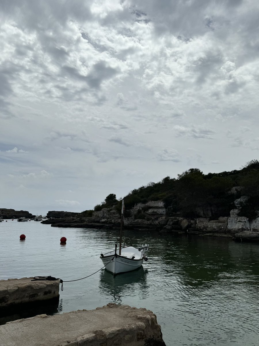 Alcaufar és un d’aquells llocs on s’atura el temps. Possiblement un dels poblets de pescadors més autèntics de Menorca. No cal que hi aneu ;)