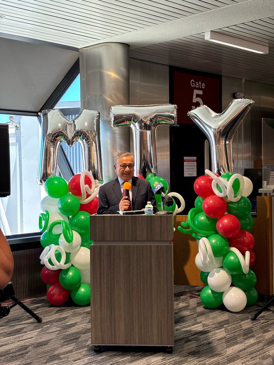IFlyOAKland's tweet photo. OAK welcomes new airline @VivaAerobus for new nonstop service to Monterrey, Mexico! To celebrate, we held a ribbon-cutting event at the gate, a mariachi band performance in the terminal, and food courtesy of Cancun Sabor Mexicano! Book now at https://t.co/mpch9PX3HZ #iflyoak https://t.co/BqBboJ7QAV