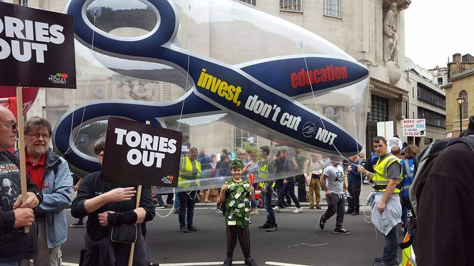 CH0C0H0LIC's tweet image. 7yr ago, James dressed as Theresa May's magic money tree marching alongside the teachers &amp;amp; chasing @jeremycorbyn down the street to get a hello!
Then 6yr ago marching for the NHS for the #NHS70 birthday &amp;amp; being interviewed by the Mirror newspaper. Also got to meet Jeremy again 🌹