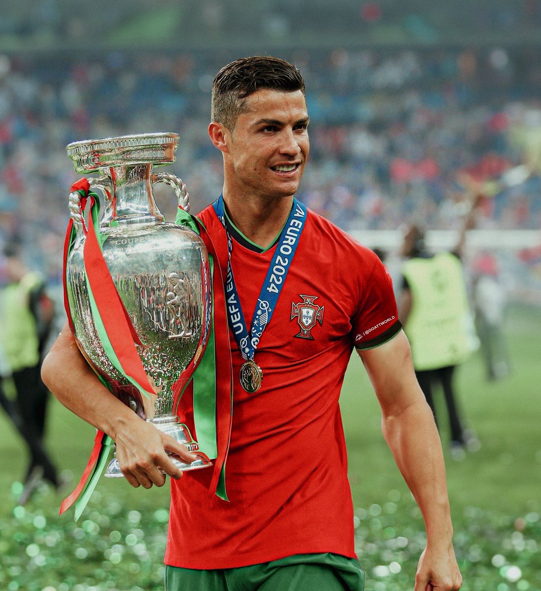 La Eurocopa tiene que ser de Cristiano y que lo lloren todos los nenazos, ya pasó la época de odiarlo. Messi está en otra galaxia, Cristiano supo ser el mejor de los humanos. Que su historia tenga un final feliz igual que Messi.