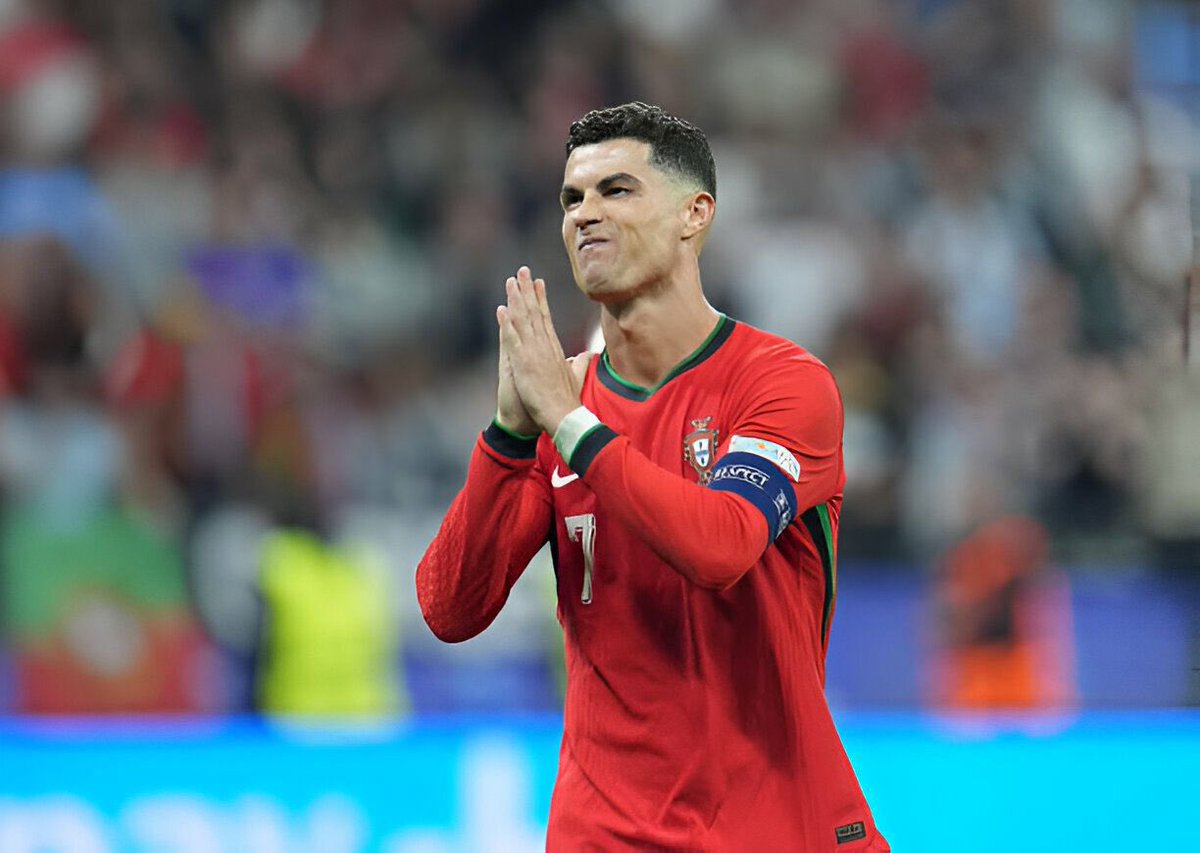 يا اسطورة لا تعتذر .. انت من أشهرت البرتغال ، قبلك لا شيء يُذكر .. ملك البرتغال الحقيقي 👑♥️🇵🇹