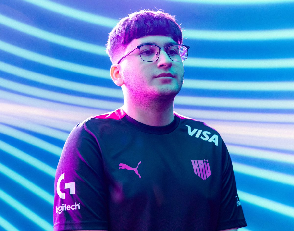 KRUesports's tweet photo. Comunicado oficial sobre el equipo de KRÜ VISA:

Desde hoy, MTA regresará al roster titular para lo que resta de la temporada en la #VCTAmericas. En su lugar, Klaus pasará a la banca del equipo.

Esta decisión fue tomada por el staff en pos de nuestro objetivo mayor, la clasificación y representación en Champions.

Contamos como siempre con su apoyo para nuestros próximos encuentros! Nos vemos este miércoles en nuestro segundo partido del Stage 2 🤟