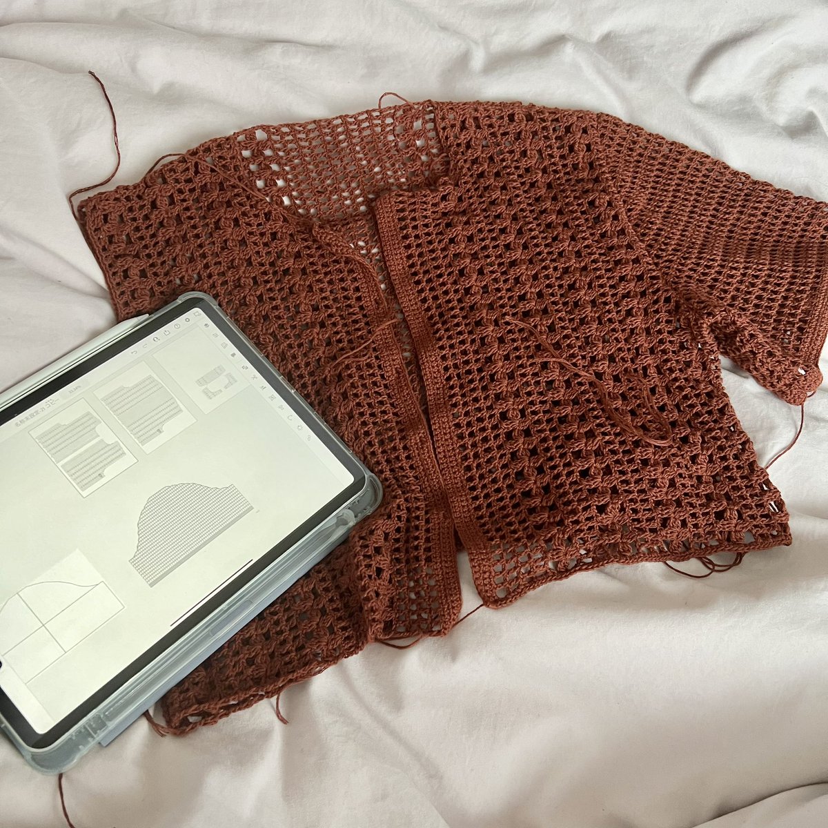 chanenu84's tweet photo. 今製作中なのはかぎ針編みのカーディガン🧶袖はカジュアルな感じ👯‍♀️襟もつける!
デザイン考える→製図→編み図制作→サンプル編むまで全部1人でやってます！ https://t.co/gNrqlOE9pc