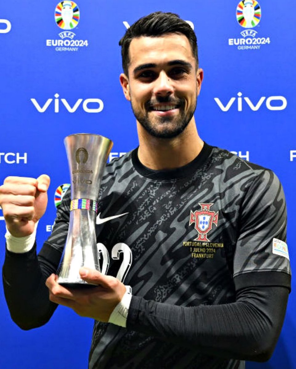 ActuFoot_'s tweet photo. 🚨 OFFICIEL ! Diogo Costa est élu 𝗛𝗢𝗠𝗠𝗘 𝗗𝗨 𝗠𝗔𝗧𝗖𝗛 ! 🧱🇵🇹 https://t.co/h7yqBvRZSS