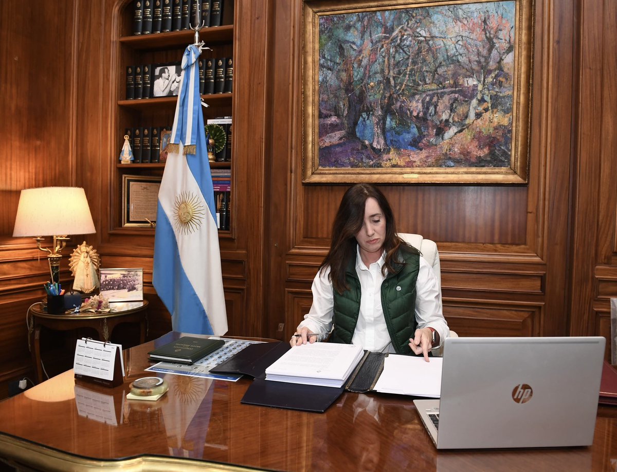 VickyVillarruel's tweet photo. Acabo de firmar el Documento original de la Ley Bases y la Ley de Paquete Fiscal. Un logro enorme de meses de trabajo silencioso que permiten a nuestro gobierno tener un instrumento legal para que nuestro país pueda salir adelante. https://t.co/pOwmPWzV8W
