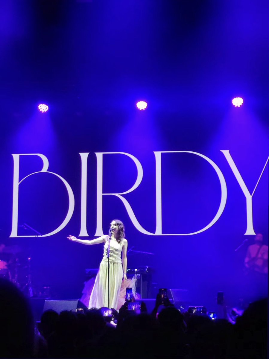 birdymx's tweet photo. @birdy hoy se presentó en @nochesbotanico en Madrid 🇪🇸 https://t.co/qHbc4vEY3u