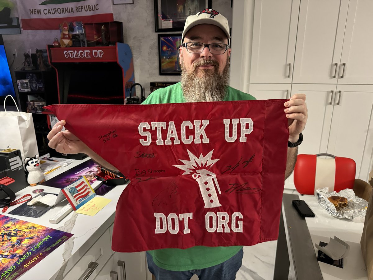 ShanghaiSix's tweet photo. And that's a wrap! @jester1147 sponsored @StackUpDotOrg #AirAssault this weekend, where we took a bunch of #veterans to Disneyland AND to play D&amp;D on @Blizzard_Ent campus? Quite the legendary weekend!
Join @StackUpDotOrg and help us help veterans! https://t.co/uk9eOyVPYg https://t.co/iAgxKibAy5