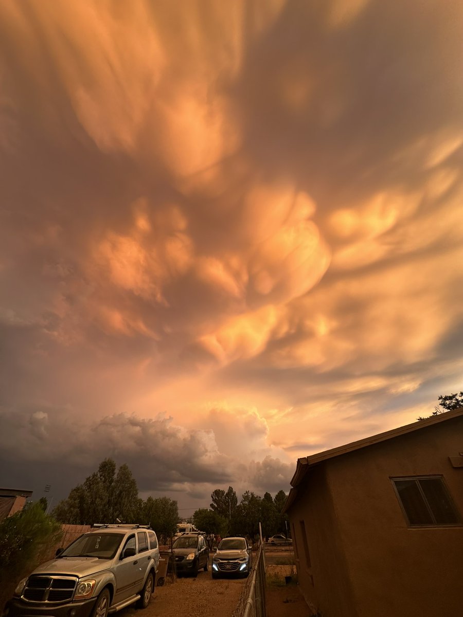 JoyRideMom42's tweet photo. Beautiful clouds tonight over Douglas, AZ. https://t.co/vezVfE4A7q