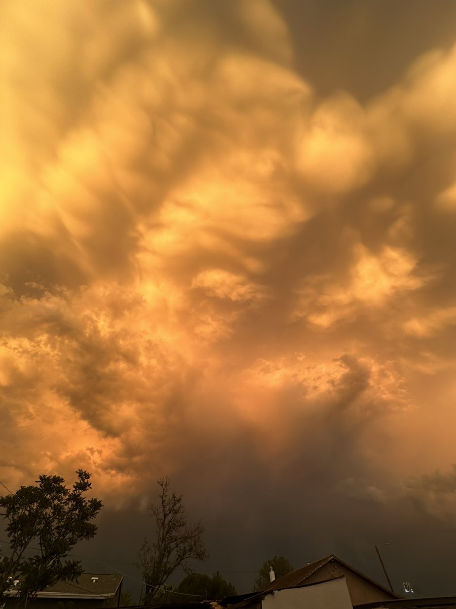 JoyRideMom42's tweet photo. Beautiful clouds tonight over Douglas, AZ. https://t.co/vezVfE4A7q