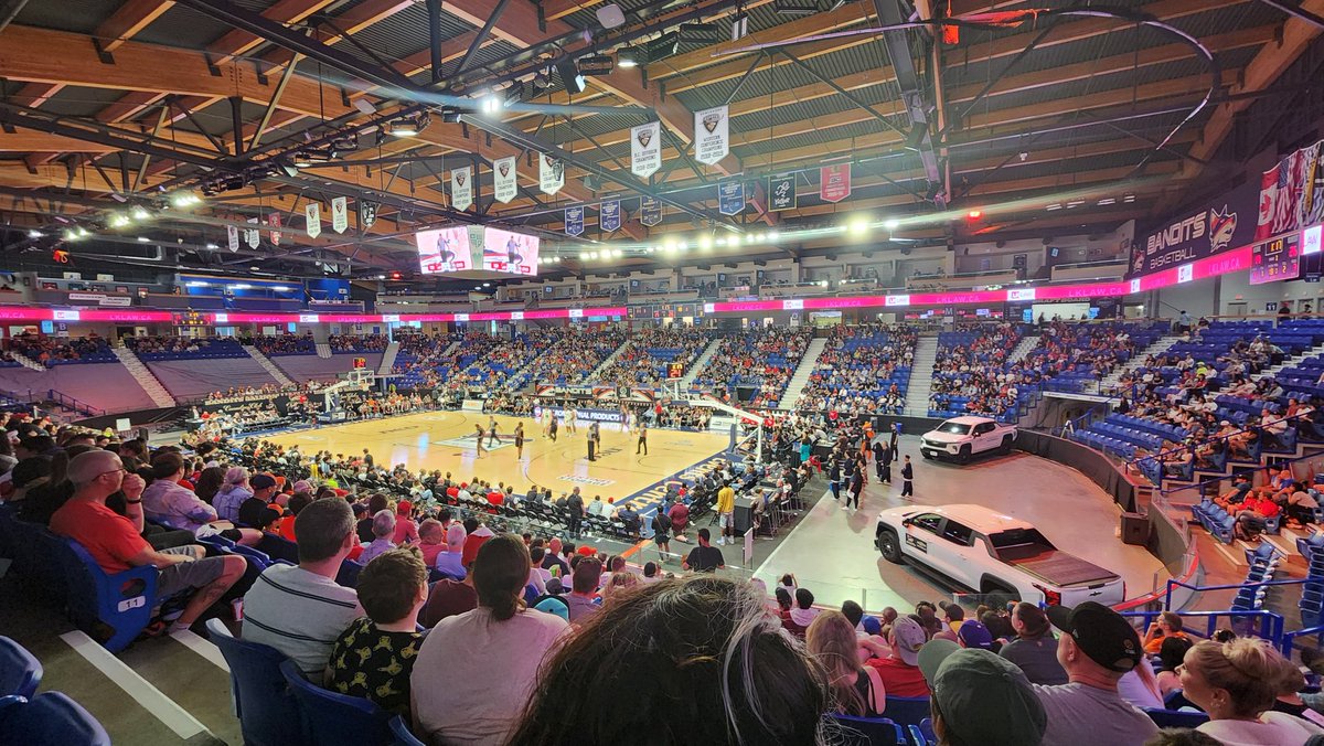 hilad's tweet photo. Thoroughly enjoyed Canada Day CEBL watching @vancitybandits win 105-83 against @RiverLions. Was nice to see @bigplay_va in attendance; cheering the team on, interacting with fans and generally having a good time. Another great turnout and win. 🙂🏀🇨🇦 https://t.co/qFbjlRbIIh