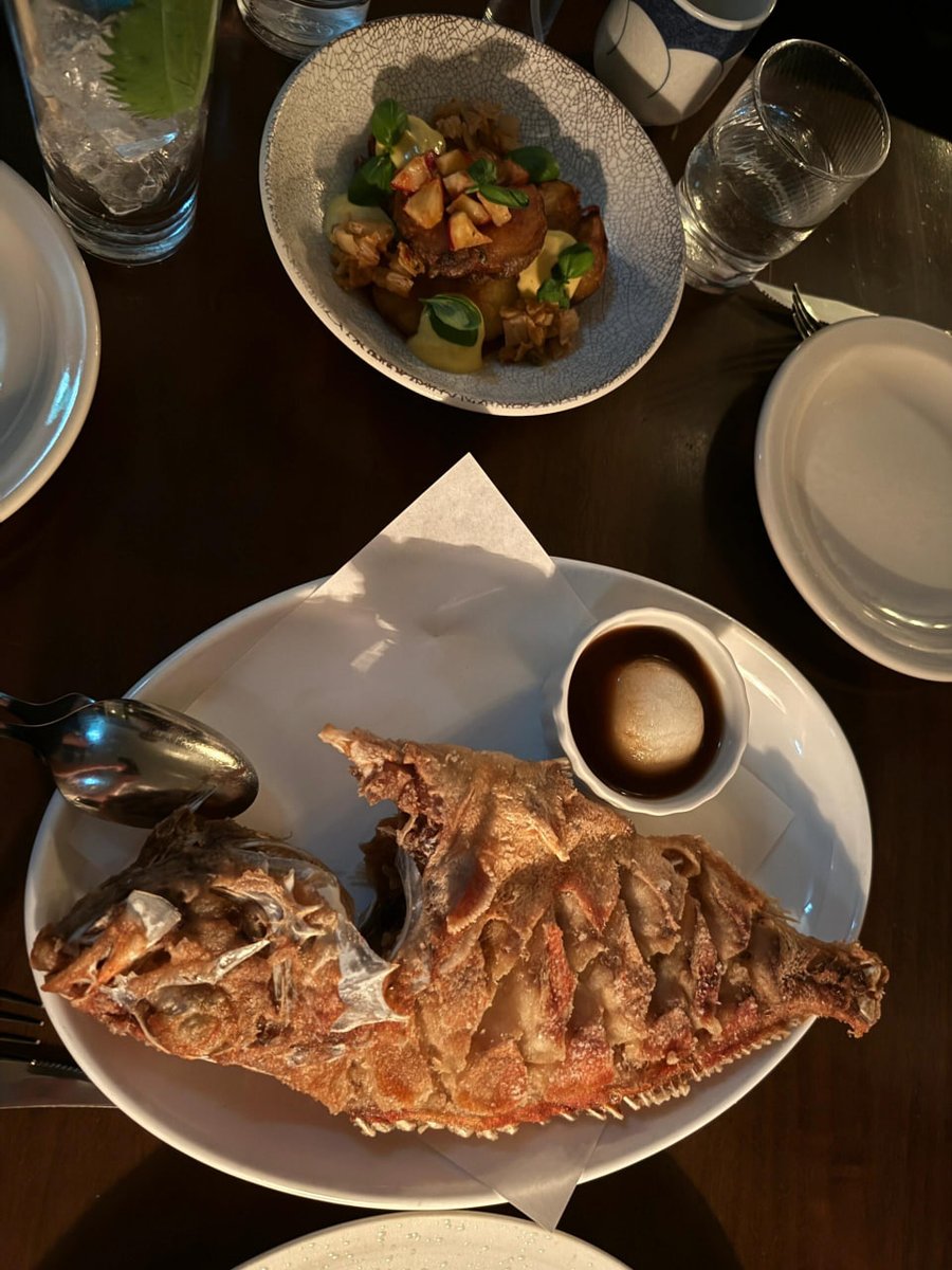 kyleandrewj's tweet image. I went out with friends for dinner tonight ☺️  The environment is dark and the music is loud🌑🎼The window seat is better, but only two people can sit🥗🍤