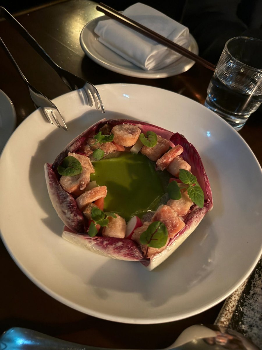 kyleandrewj's tweet image. I went out with friends for dinner tonight ☺️  The environment is dark and the music is loud🌑🎼The window seat is better, but only two people can sit🥗🍤