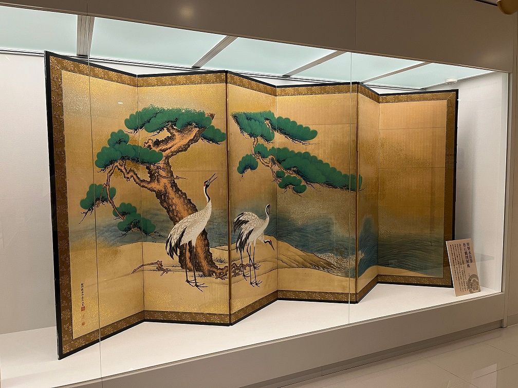 絹本彩色画 松鶴図 【 番の鶴に雛鶴図】 狩野派絵師 藤原の印 新規展示史料の紹介】 19世紀に活躍した京狩野派の絵師 #狩野永岳 筆と