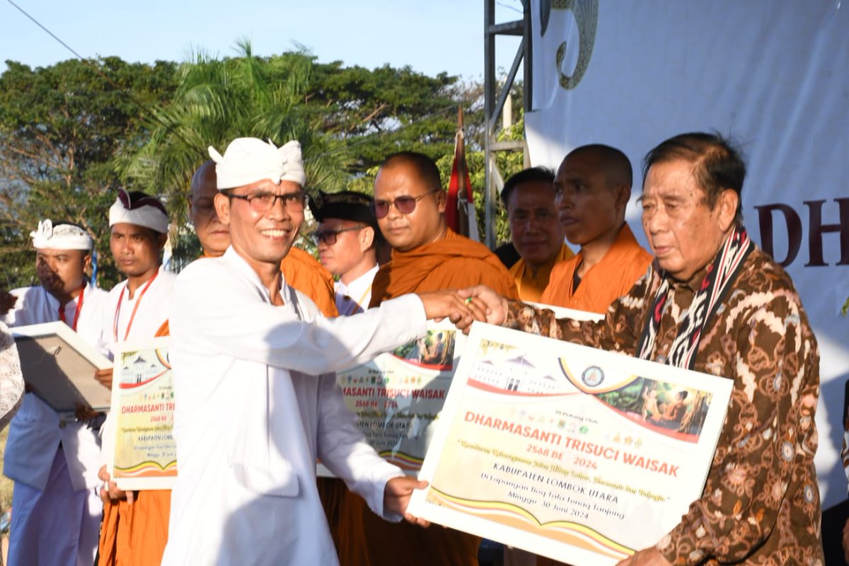 Bupati Lombok Utara Hadiri Dharmasanti Waisak 2568 BE dlvr.it/T92XSD - lombokitaID