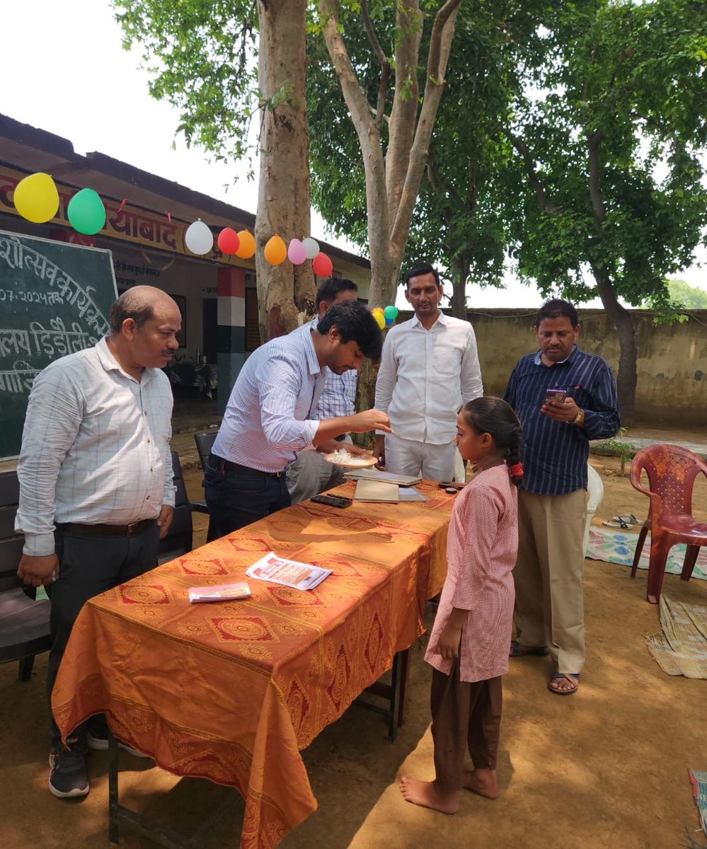 bdo_muradnagar's tweet photo. विकास खंड मुरादनगर की ग्राम पंचायत डिडौली के कंपोसिट विद्यालय में नवीन प्रवेश छात्रों का स्वागत,वन महोत्सव के अंतर्गत वृक्षारोपण व संचारी रोग अभियान के अंतर्गत रैली का आयोजन किया गया। https://t.co/gnjhTbIyA4