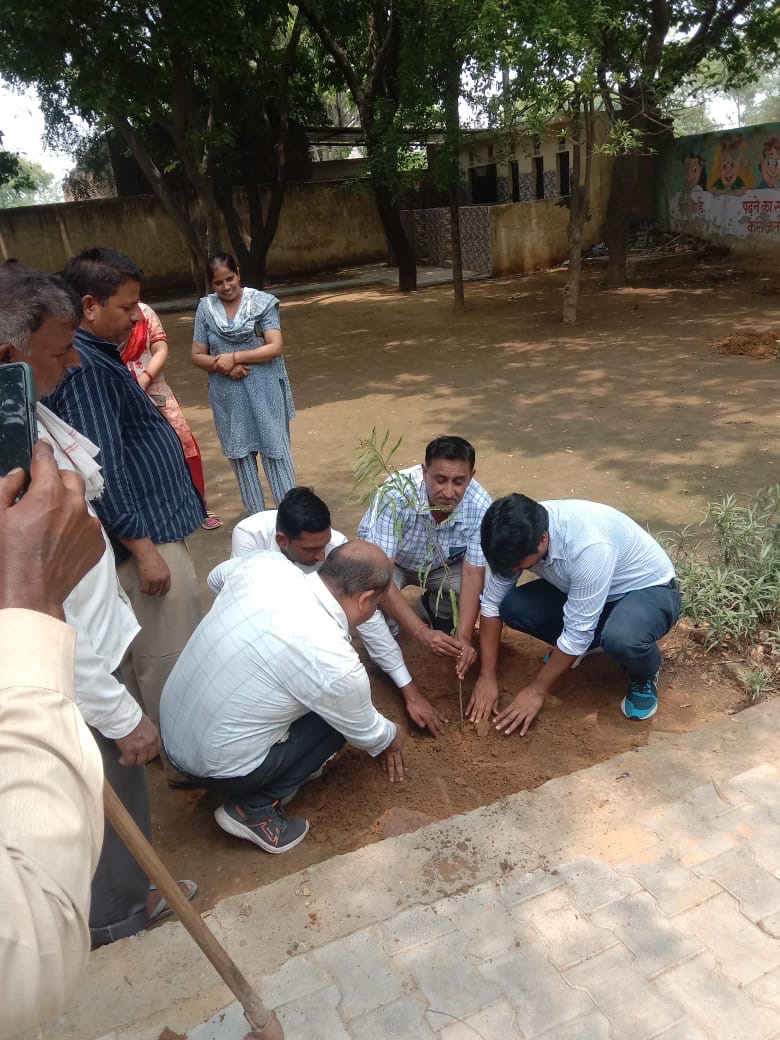 bdo_muradnagar's tweet photo. विकास खंड मुरादनगर की ग्राम पंचायत डिडौली के कंपोसिट विद्यालय में नवीन प्रवेश छात्रों का स्वागत,वन महोत्सव के अंतर्गत वृक्षारोपण व संचारी रोग अभियान के अंतर्गत रैली का आयोजन किया गया। https://t.co/gnjhTbIyA4