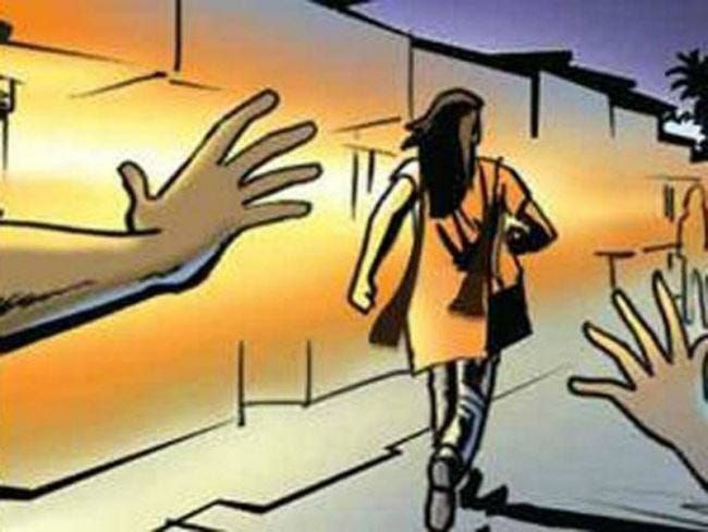 बहन बेटी मजाक का विषय नही है 

हालिया दिनों मे सोशल मीडिया हो या समाज एक पसंदीदा काम आया है चरीत्र प्रमाण पत्र बांटना और प्रत्यक्ष या मौन सहमती मे हम सभी शामिल है 
मात्रसतात्मक से निंदात्मक समाज के इस सफर मे सबका योगदान रहा है 
मै कोई एक्टिविस्ट नही हु पर मै समाज का वो नौजवान