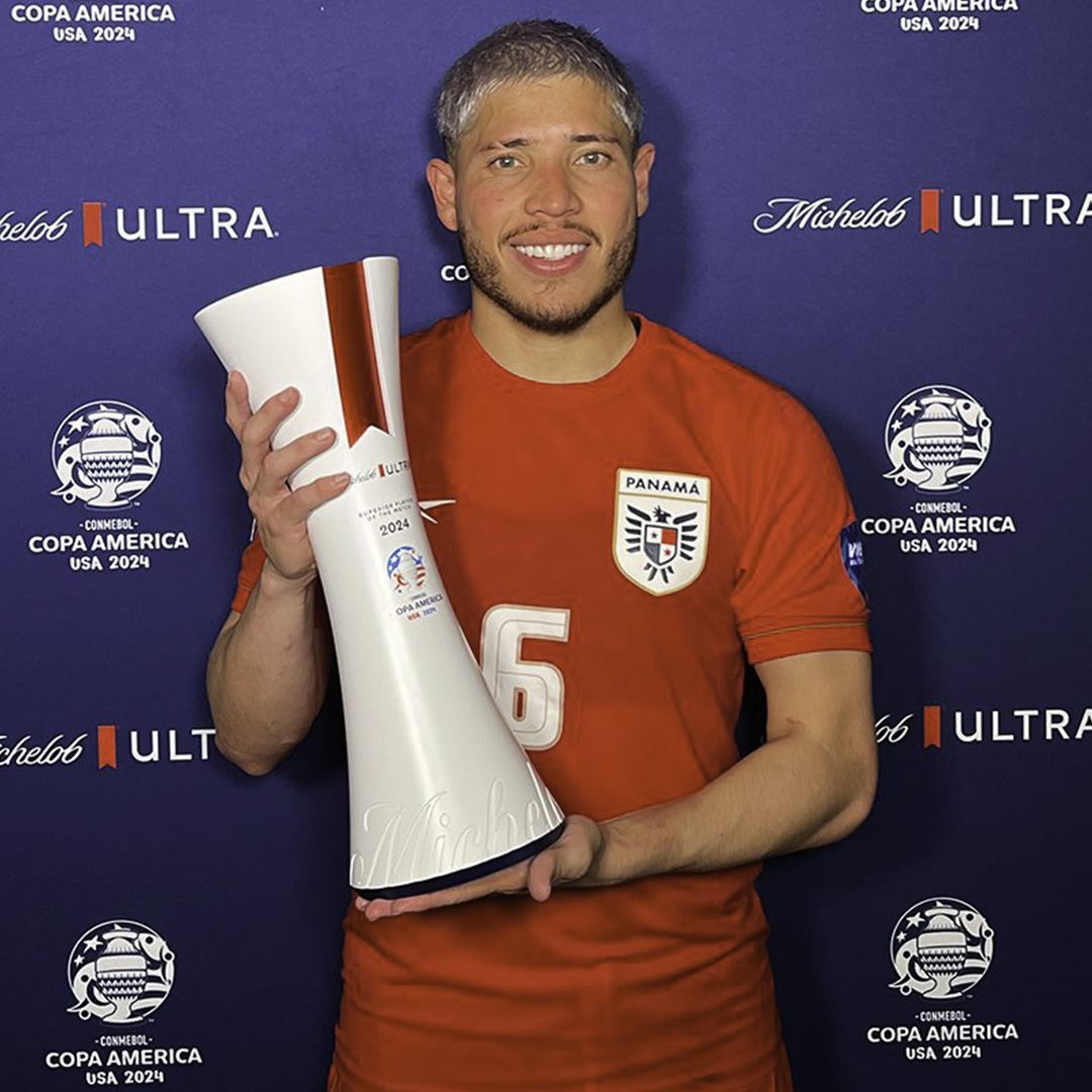 ¡LA ENORME SONRISA ES LA CLARA MUESTRA DE LA FELICIDAD DE CLASIFICAR! Cristian Martínez fue elegido como el MVP del histórico 3-1 de Panamá ante Bolivia.