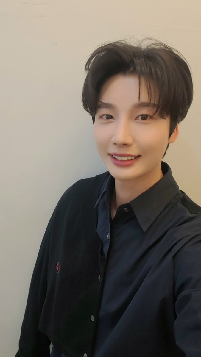 WeNUOfficial's tweet photo. 🌧️☂️🌧️☂️ 

#WeNU #위앤유 
#SUNWOO #한선우 
#너의집앞을걷다 https://t.co/i1smhEukKn