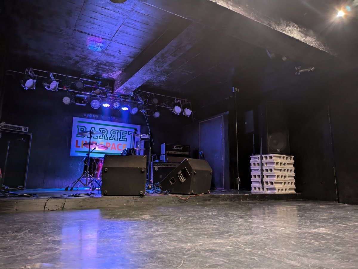 ham429's tweet photo. 伊勢BARRET、移転開店おめでとうございます。Restartイベントの仲間に入れてもらえて嬉しかったです。

高柳商店街の中にある、青い店
飲食も充実してて、お客さんたちが食べたり飲んだりと笑い声の絶えない楽しい空間でした！

みなさん、ありがとうございました！ https://t.co/wQJH6IUjN7