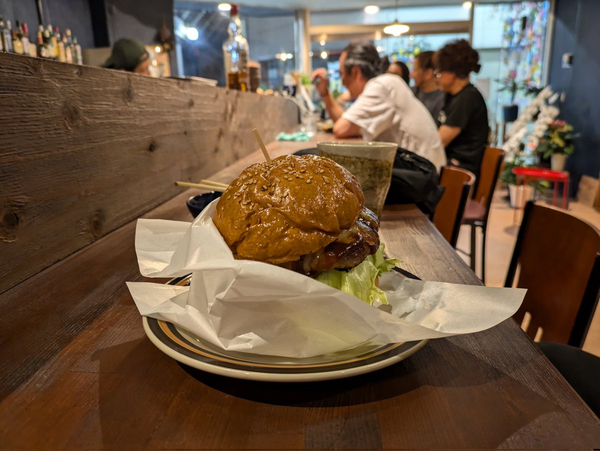ham429's tweet photo. 伊勢BARRET、移転開店おめでとうございます。Restartイベントの仲間に入れてもらえて嬉しかったです。

高柳商店街の中にある、青い店
飲食も充実してて、お客さんたちが食べたり飲んだりと笑い声の絶えない楽しい空間でした！

みなさん、ありがとうございました！ https://t.co/wQJH6IUjN7