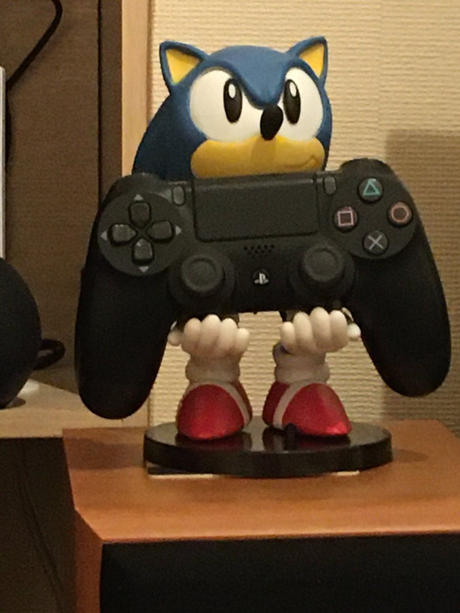 SertesN's tweet image. Sonic’s got it  all in hand, just waiting for my MasterChief one to arrive now  #SonictheHedgehog #controllerstand
