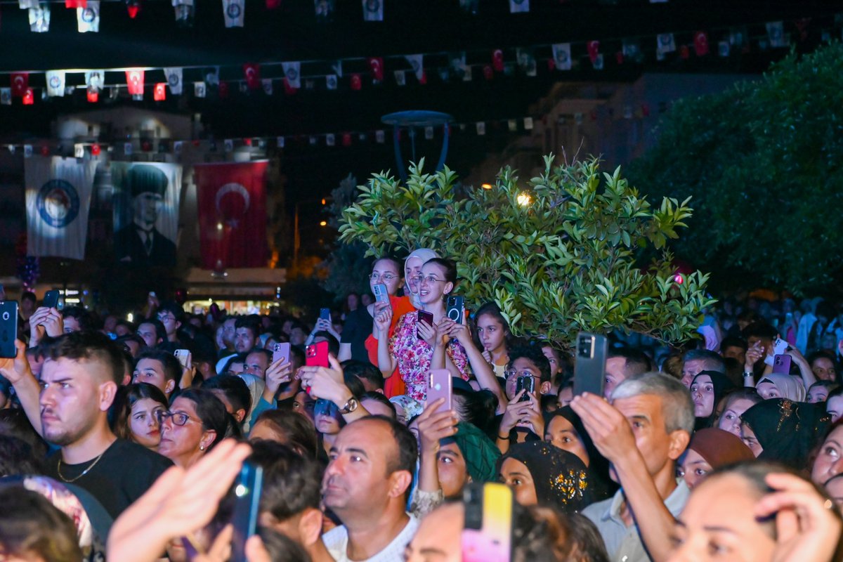 FahriDuran3's tweet photo. Likya Deniz Bayramı etkinliklerini Sefo Konseri ile taçlandırarak nihayete erdirdik. Geride bıraktığımız üç gün boyunca 1 Temmuz Denizcilik ve Kabotaj Bayramı'nın coşkusunu, neşesini ve heyecanını yaşatan etkinliklerle birlikte doyasıya eğlendik.
#demrefest https://t.co/5JhpnohJp9