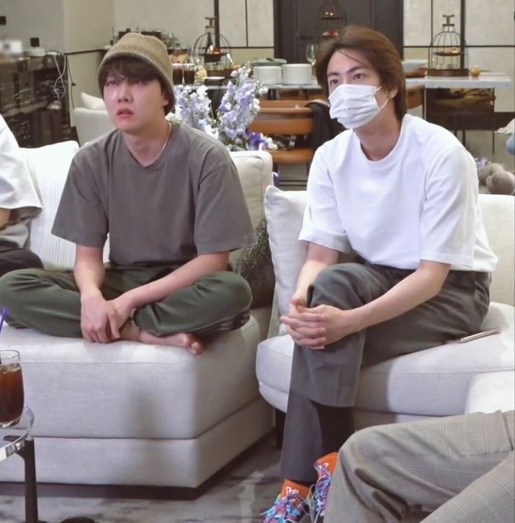 hourlyhyungline's tweet photo. 2seok of the day https://t.co/D68APhq1Ax