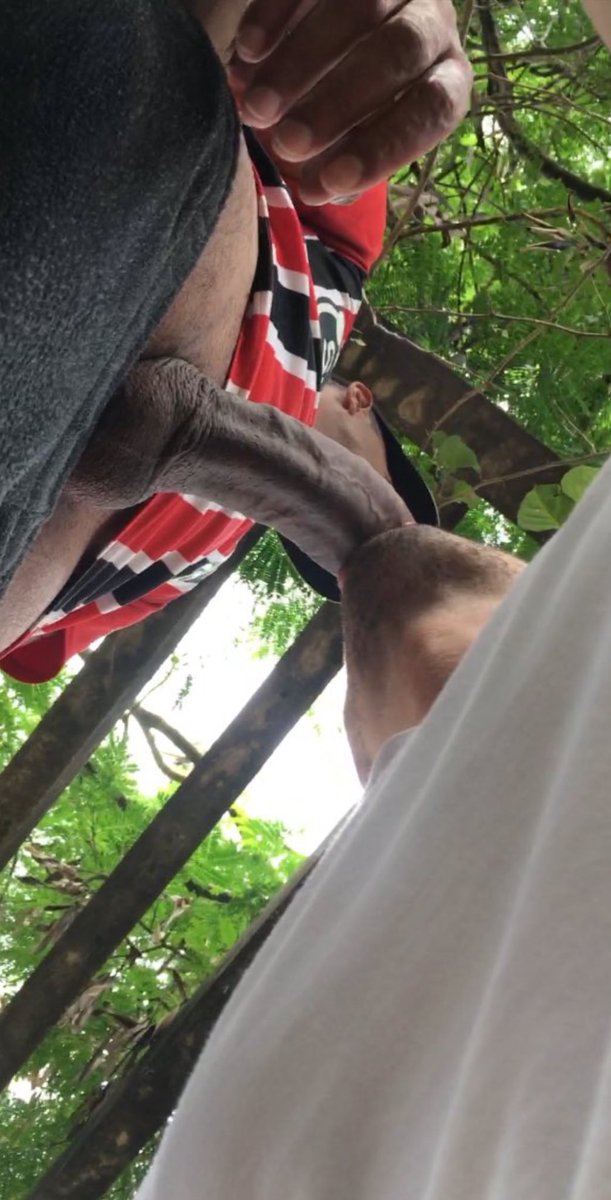 guimamapica's tweet photo. De vez em quando esse nóia me coloca pra mamar pau. Ele gosta de ficar fumando maconha e ouvindo rap enquanto o bezerro engole. Mano é uma lapa de pica q meu maxilar sai até doendo, mas eu sempre faço a chupeta pra ele com o maior prazer. Ja paguei umas 5 pra ele. https://t.co/hR3Qi33Sos