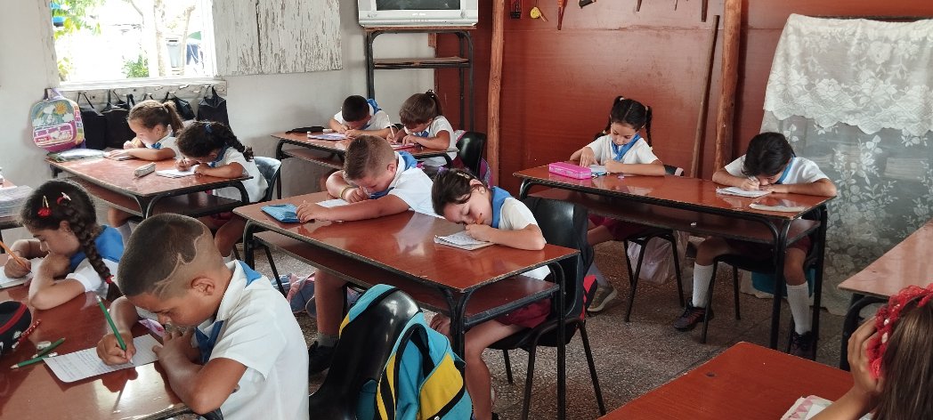 Alumnos de 2do grado realizan con disciplina y responsabilidad la prueba de Lengua Española.<a href="/Cuba/">@cuba</a> @VillaClaraContodos @JuntosPorVillaClara <a href="/CubaMined/">MINED</a> <a href="/DPEVillaClara/">DGEP Villa Clara</a> <a href="/DME_Camajuani/">DME Camajuaní</a>