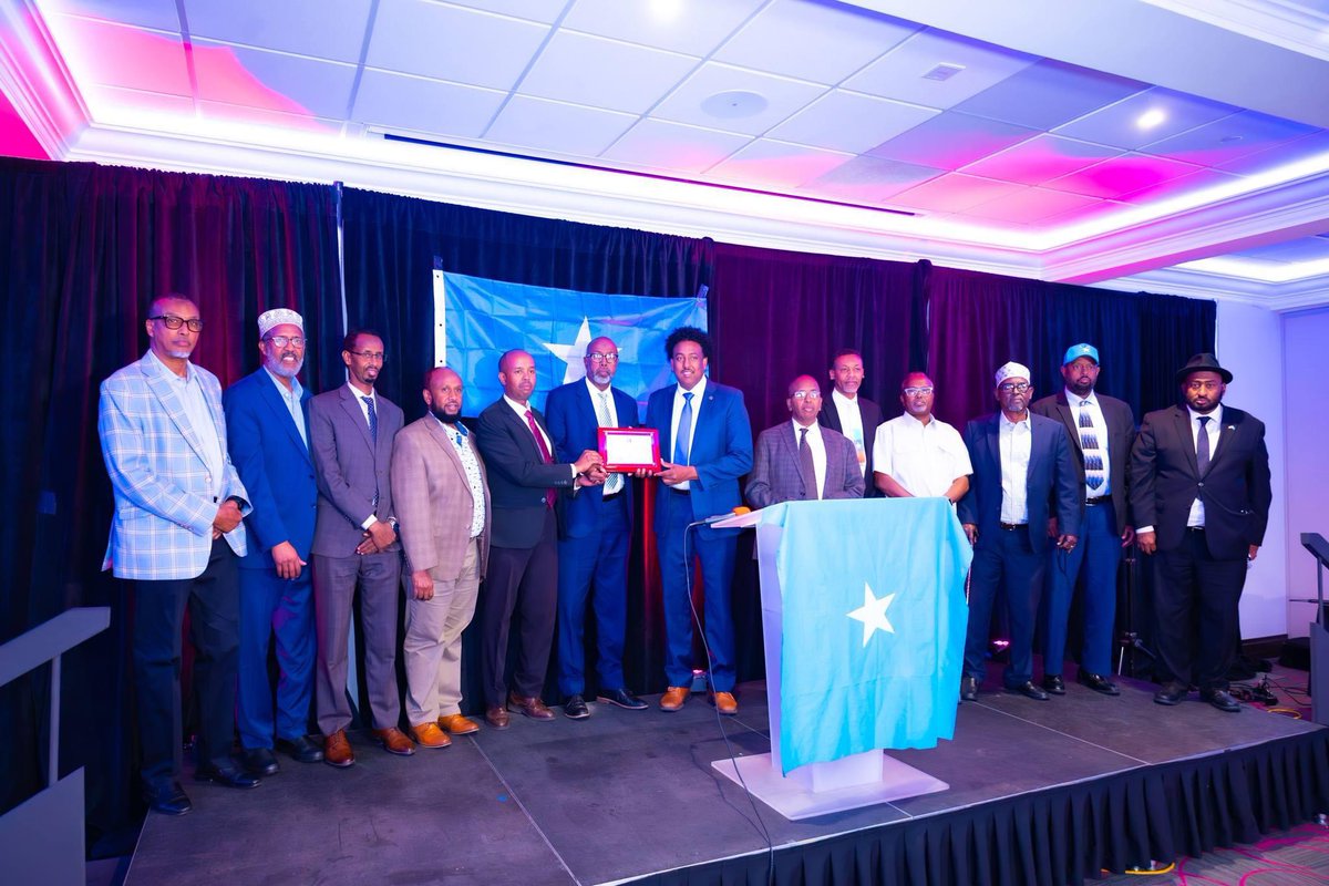 AbukarOsman1's tweet photo. Honored to be awarded by the Somali community in Minnesota for the tremendous work done for 🇸🇴 alongside my team at @SomaliaatUN. Grateful to receive a USA flag flown at Congress and a Certificate of Excellence from @SenAmyKlobuchar, represented by Senior Advisor @SiadAli. Thanks https://t.co/C5jVM2BHqs
