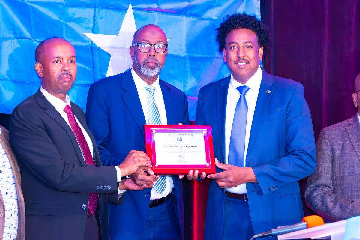 AbukarOsman1's tweet photo. Honored to be awarded by the Somali community in Minnesota for the tremendous work done for 🇸🇴 alongside my team at @SomaliaatUN. Grateful to receive a USA flag flown at Congress and a Certificate of Excellence from @SenAmyKlobuchar, represented by Senior Advisor @SiadAli. Thanks https://t.co/C5jVM2BHqs