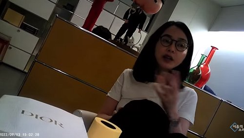 이재명은 법인카드로 구매한 샌드위치의 사용처가 불투명하다며 수사까지 하는 마당에

김건희 여사가 받은 디올백은 뇌물이 아니라 역사 기록물이랍니다.

어느 동네의 역사 기록물이 디올백인지는 천공스승도 모를 것 같습니다.