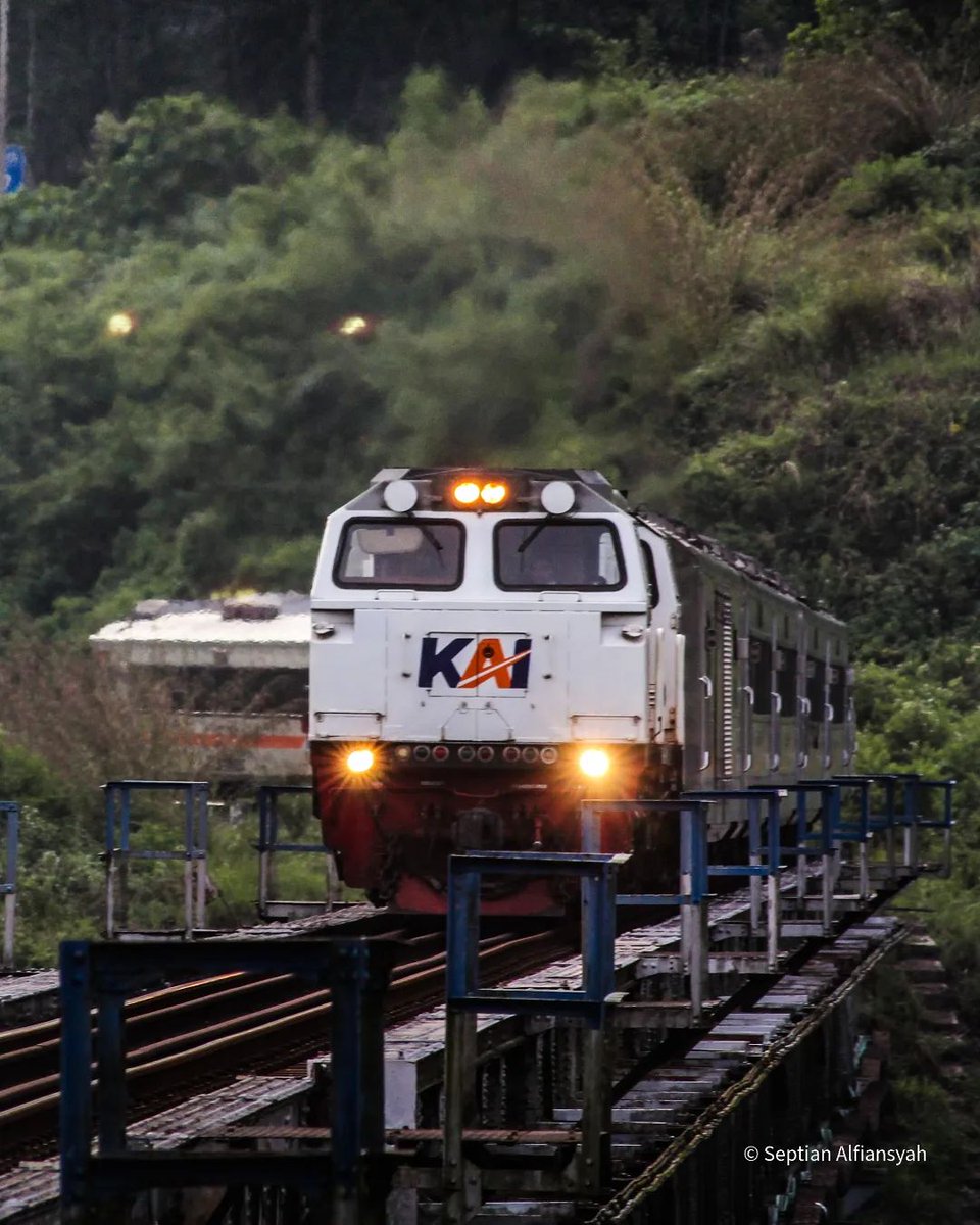 KAI121's tweet photo. Untuk kamu, maafkan diriku sering mengganggu karena urusan rindu. Terima kasih atas pengertianmu, yang selalu mengangkat teleponku. Walaupun komunikasi terbatas, tapi aku senang rinduku terbalas. Jujur, inginku bertemu untuk sekadar mengucap love you! 😍

Selamat pagi, #SahabatKAI

#KAI121

📸 septianalfian121 (IG)