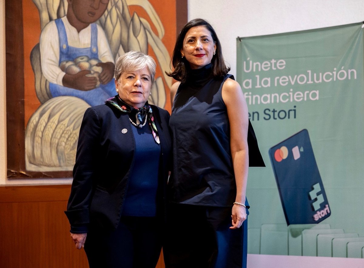 SRE_mx's tweet photo. 📸 Esta tarde, en la @SRE_mx, la canciller @aliciabarcena y la co-fundadora y CGO de @mi_stori, @Mgarayzarg, anunciaron una inversión de 7,000 millones de pesos que la empresa mexicana realizará en los próximos dos años en el sector fintech.

Esta empresa unicornio mexicana de servicios financieros digitales, la primera fundada por una mujer en nuestro país, colabora con el sector público en beneficio del crecimiento económico y la inclusión financiera en México, especialmente para grupos históricamente discriminados, incluyendo a las mujeres.

🇲🇽🤝🌎
#DiplomaciaCercana