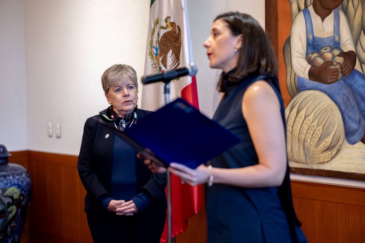 SRE_mx's tweet photo. 📸 Esta tarde, en la @SRE_mx, la canciller @aliciabarcena y la co-fundadora y CGO de @mi_stori, @Mgarayzarg, anunciaron una inversión de 7,000 millones de pesos que la empresa mexicana realizará en los próximos dos años en el sector fintech.

Esta empresa unicornio mexicana de servicios financieros digitales, la primera fundada por una mujer en nuestro país, colabora con el sector público en beneficio del crecimiento económico y la inclusión financiera en México, especialmente para grupos históricamente discriminados, incluyendo a las mujeres.

🇲🇽🤝🌎
#DiplomaciaCercana