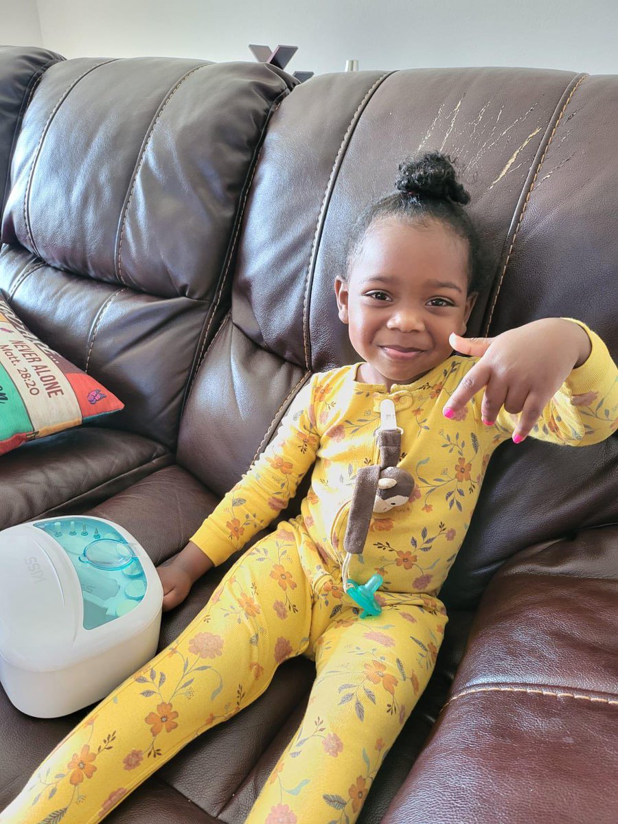 My baby girl got her nails painted for the first time and yes, I'm crying. Stop growing, please and thank you 🤧😭