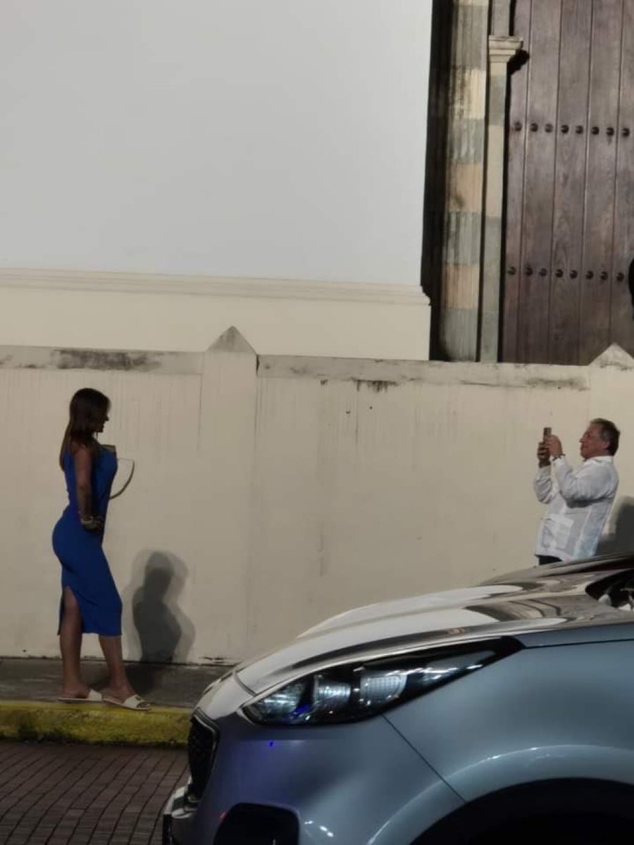 OOCprogresismo2's tweet photo. 🇨🇴🇵🇦 Petro llegó a Panamá para asistir a la posesión del nuevo presidente electo y lo registraron tomando de la mano y abrazando por la cintura a un transexual. https://t.co/JAK82x7mEr