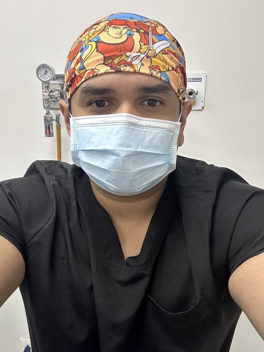 DoctorTeio's tweet photo. Una vez le mencioné a la rufiana que mi película favorita de morro era la de Hércules y a las 48 horas  me regaló un gorrito de Hércules.

Está verguísima mi gorrito de Hércules.
Está muy chingona la rufiana https://t.co/YnlEmKKe9r