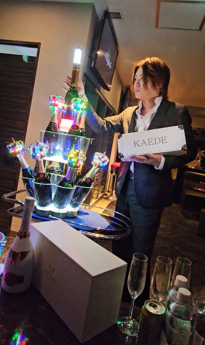 kaetan5402's tweet photo. ホスト歴20周年のお祝いでネーム刻印エンジェル狙い撃ち頂きました！！
辛い事もあったけど、この歳にもなってこうやってお祝いして頂けると本当頑張ってきてよかったなと…😢

年齢は言い訳にならない事を証明する為まだまだ現場で頑張ります！
需要がある限り…笑
本当にありがとう😊 https://t.co/1goD5c7oYH