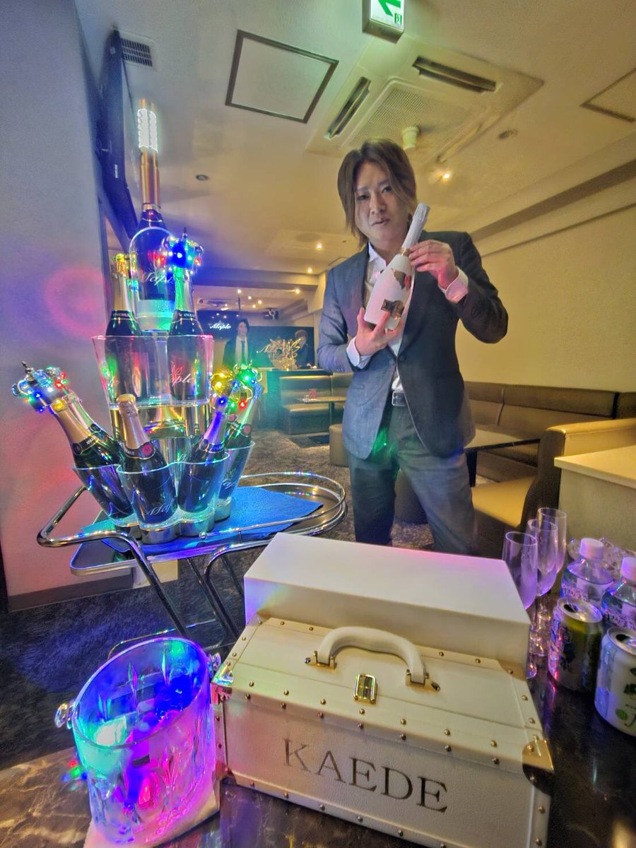 kaetan5402's tweet photo. ホスト歴20周年のお祝いでネーム刻印エンジェル狙い撃ち頂きました！！
辛い事もあったけど、この歳にもなってこうやってお祝いして頂けると本当頑張ってきてよかったなと…😢

年齢は言い訳にならない事を証明する為まだまだ現場で頑張ります！
需要がある限り…笑
本当にありがとう😊 https://t.co/1goD5c7oYH