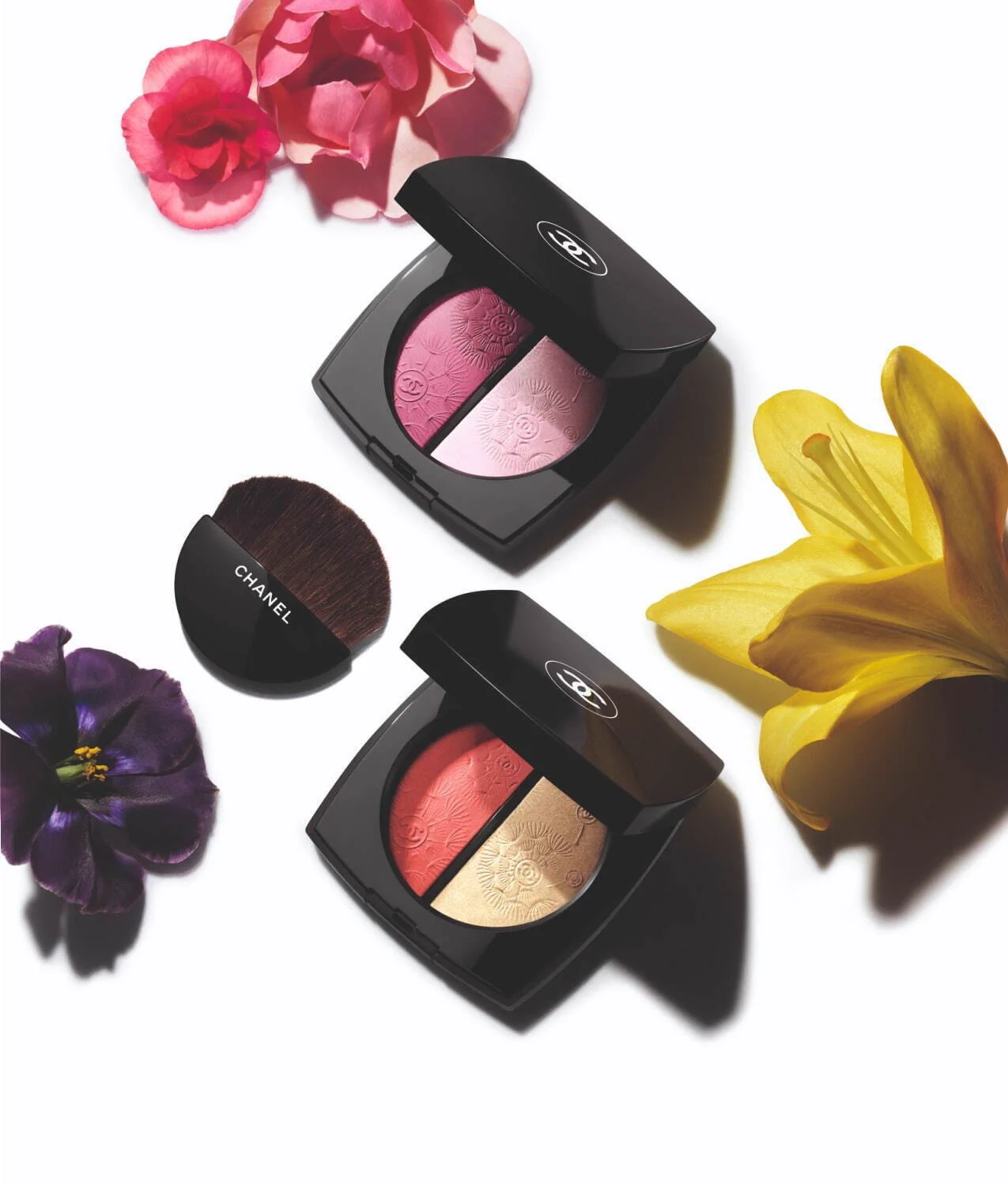 Mimi Beauty в X: „シャネルの花柄の刻印入り限定チーク＆ハイライター