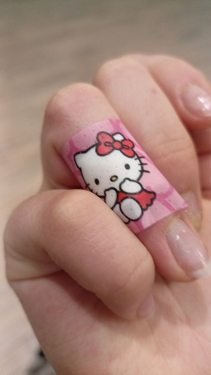 curativo da hello kitty que ganhei do meu amor depois de quase levar meu dedo junto no ralador fazendo nosso jantar😞