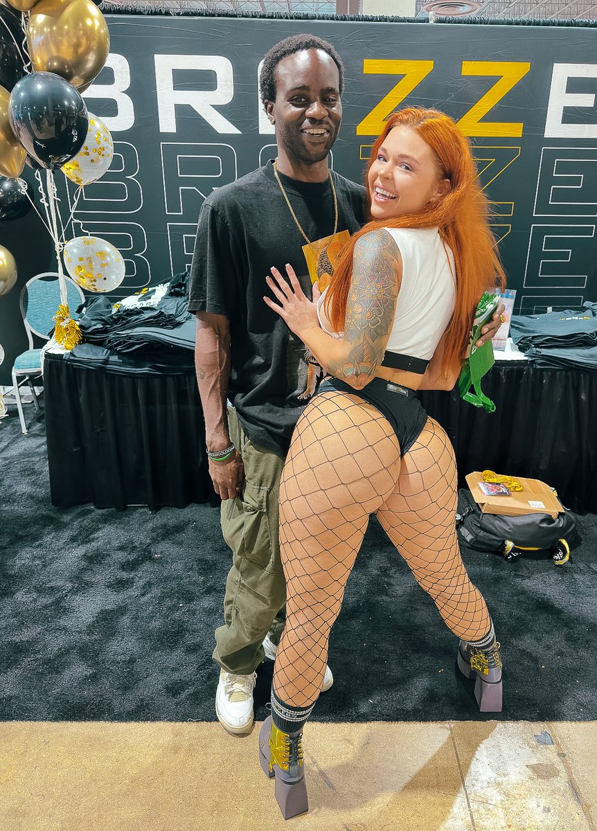 Shout out to <a href="/SINATRAMONROE_/">SINATRA MONROE</a>  I got a ting for redheads, Here a pic of me being too much of a gentleman when she told me to grab that shit.. My happy Face.