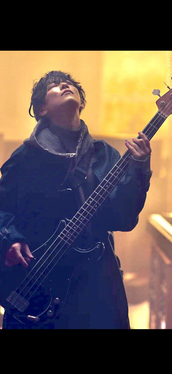 RvEJfuINGqZa0Kn's tweet image. 何このカッコ良さ〰❤️
🎸🎹藤谷センセー‼️
そらみんな倒れ込むやん🤣
#佐藤健 #佐藤健公式ファンクラブ