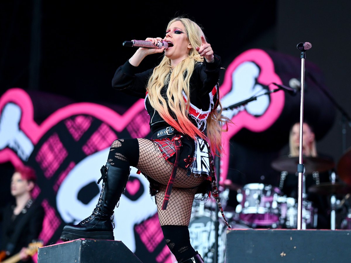 Vendo o show da Avril no Glastonbury e a qualidade do show deu uma melhorada nessa tour. 
A banda dela tá se garantindo nos backing vocals.