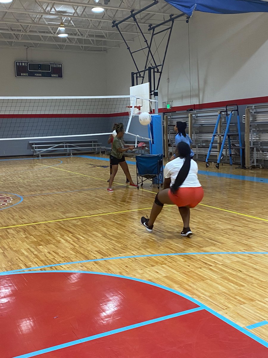 bajetsvball's tweet photo. Thank you Coach Jaz for coming and imparting your knowledge with our team! Great practice! Let’s take off Jets! #settherunway #volleyball #highschool #varsity #practice #conditioning #banksjets #airharts #beajet #soar https://t.co/JCSLP1c0Za