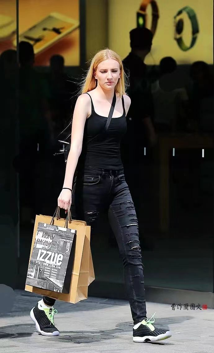 Shopping paper bags can interweave romance and elegance,There is a gentle breeze blowing gently,Just like a flowing painting. 

The graceful lines and delicate texture interpret the elegance and romance of our shopping bags,Allowing you to feel the moving beauty.